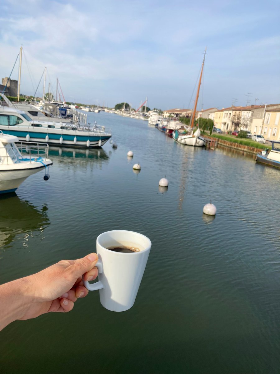 VeroSinmapa's tweet photo. 🫶 Me siento una privilegiada… ¡miren qué vistas tengo mientras disfruto de mi primer café de la mañana en la cubierta del barco sin patrón junto a @danfluvial! 
👩🏻‍✈️ Hoy haremos una ruta de casi 3h desde Aigües-Mortes a Carnon. #viajecamarga #danfluvial  #Loveleboat https://t.co/4eRpNdpmtF