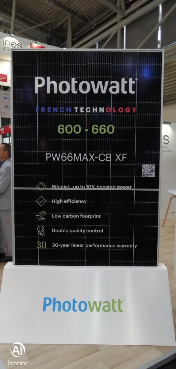 pvmagfrance's tweet photo. [Dans les allées d’Intersolar 2022] Photowatt dévoile le prototype de son nouveau module basé sur des cellules G12: Le module bifacial de 132 demi-cellules multicristallines 210 mm déploie des puissances de 600 à 660… https://t.co/wEYVyA1817 #solarenergy #solar #sustainability https://t.co/UuafDJ9Xil