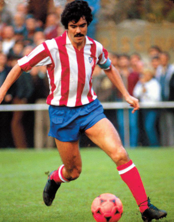 BenditalocuraAt's tweet photo. Hoy cumple 68 años Eugenio "Cheli" Leal. Magnífico centrocampista que militó en el @Atleti entre 1971-82 (252 partidos, 31 ⚽). Combinaba técnica y entrega. Una grave lesión en 1979, con 24 años, en un derbi copero, truncó su excepcional carrera. ¡Felicidades!
#HistoriaATM https://t.co/4pFNSxQOHz
