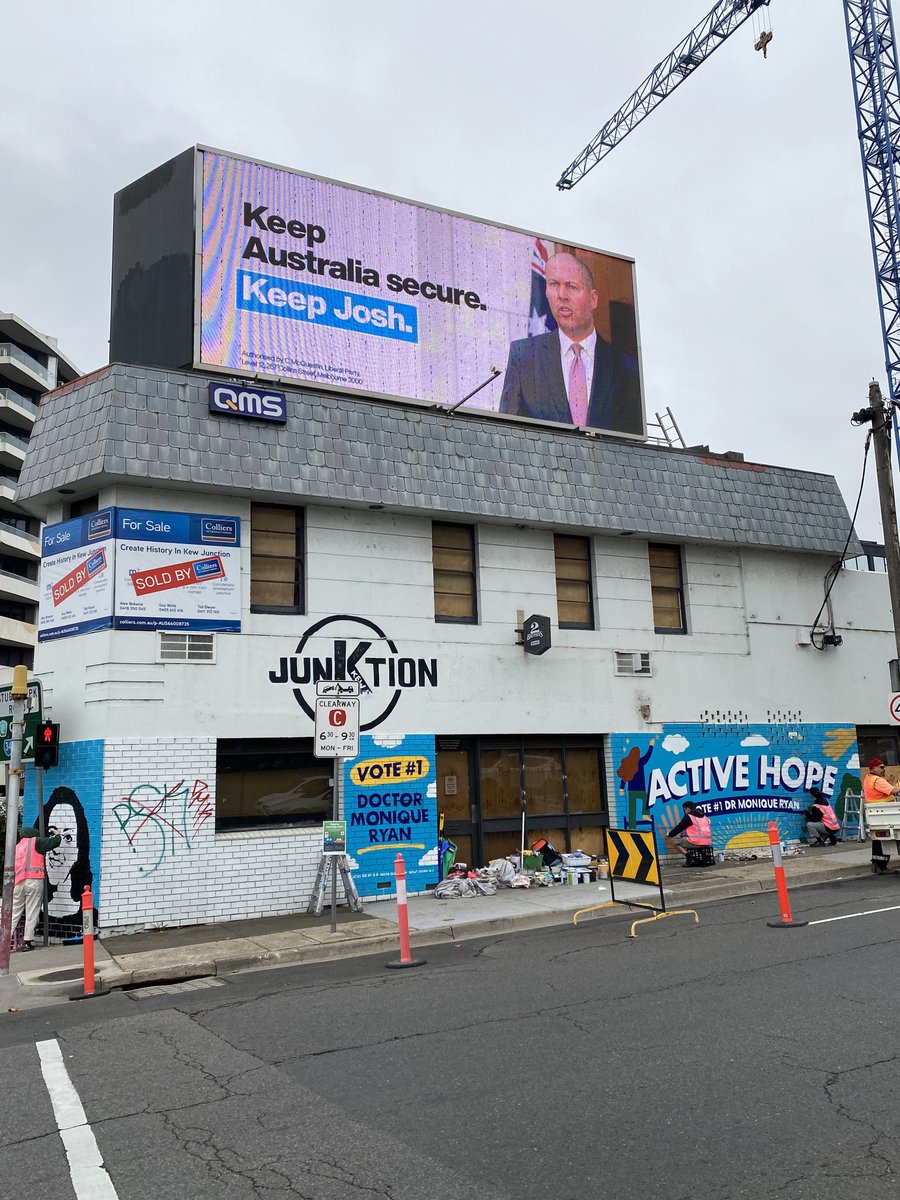 Mon4Kooyong's tweet photo. Josh bought all the billboards of Kooyong.

But a friendly building owner gave us permission to have the walls.

#auspol #Mon4Kooyong #KooyongVotes https://t.co/hf3FjD90sV