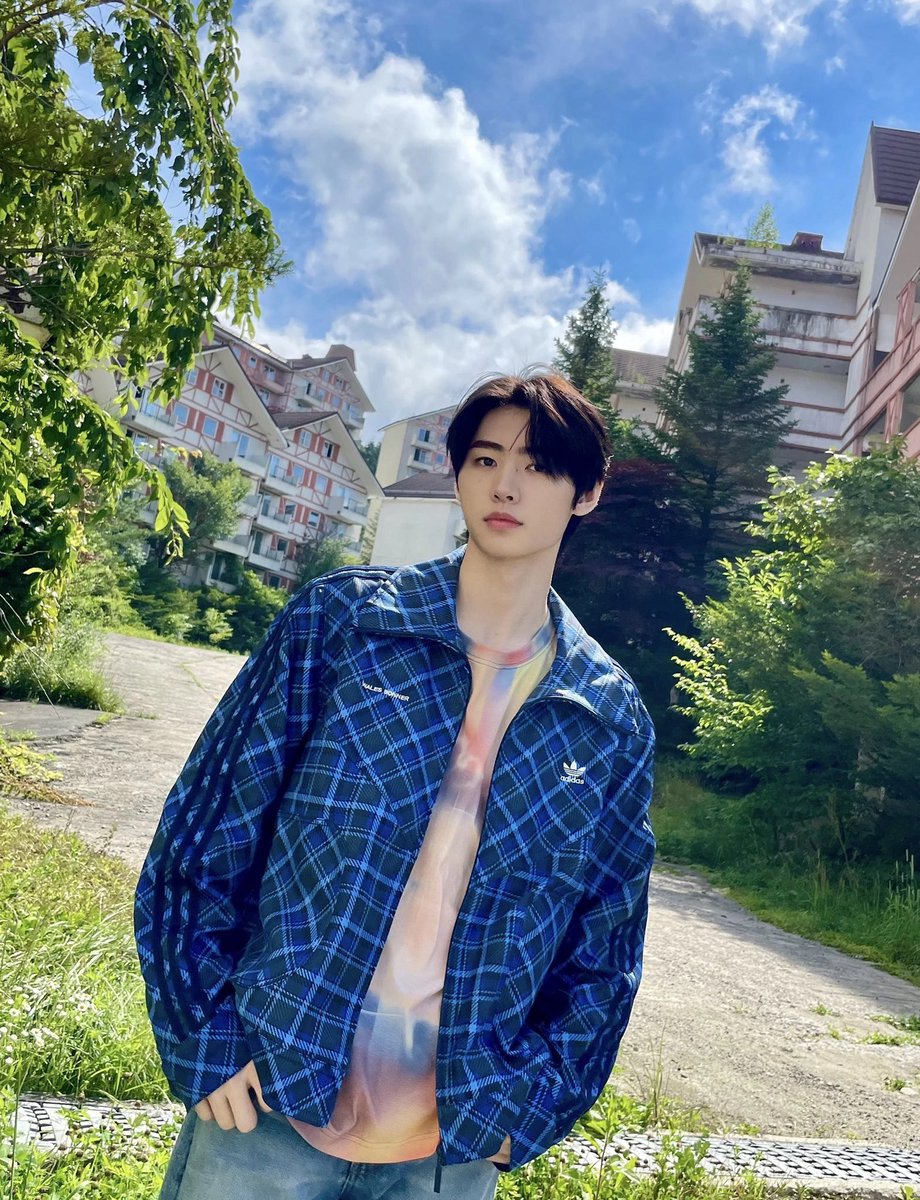 snhrly's tweet photo. 𝘴𝘶𝘯𝘨𝘩𝘰𝘰𝘯’𝘴 𝘶𝘱𝘥𝘢𝘵𝘦: 
𝘧𝘰𝘳 @𝘵𝘸𝘵 (🍃)

доброе утро, выспались? сегодня хорошая погода, поэтому не сидите дома и выходите прогуляться. желаю всем хорошего дня! 

                    #𝘴𝘶𝘯𝘨𝘩𝘰𝘰𝘯 //𖤐 https://t.co/FWv5TFixVZ