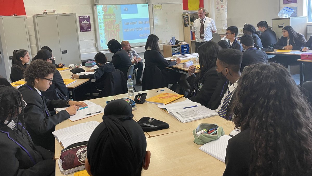 ghsmflofficial's tweet photo. Later, our yr 9 students grilled our guest in Spanish on a range of topics from his last holiday to how he helps the environment. They also heard about his languages learning journey from A-Level to post grad. Very inspiring 👨‍🎓 🇪🇸 🌎 https://t.co/0WaauyB9eX