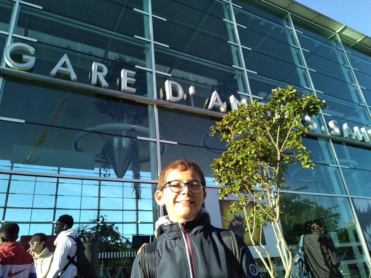 LOuiedeLouis's tweet photo. Départ de Louis pour @InstitutImagine à @hopital_necker. Louis avec L'ouïe de Louis a choisi de participer et soutenir une étude génétique pour aider la recherche à déterminer l'origine de l'#aplasie #microtie une maladie congénitale rare touchant ~ 1/15000 enfants. https://t.co/VhWbmdzNia