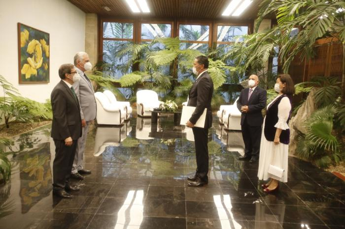 Pdte. Díaz-Canel recibió Cartas Credenciales de Excmo. Sr. Andrian Yelemessov, primer emb. #Kazakhstan residente en #Cuba, hecho que demuestra importancia otorgan autoridades kazajas a relaciones bilaterales. Díaz-Canel envió saludo a Pdte. Kassym-Jomart Tokayev.

<a href="/AkordaPress/">AkordaPress</a>