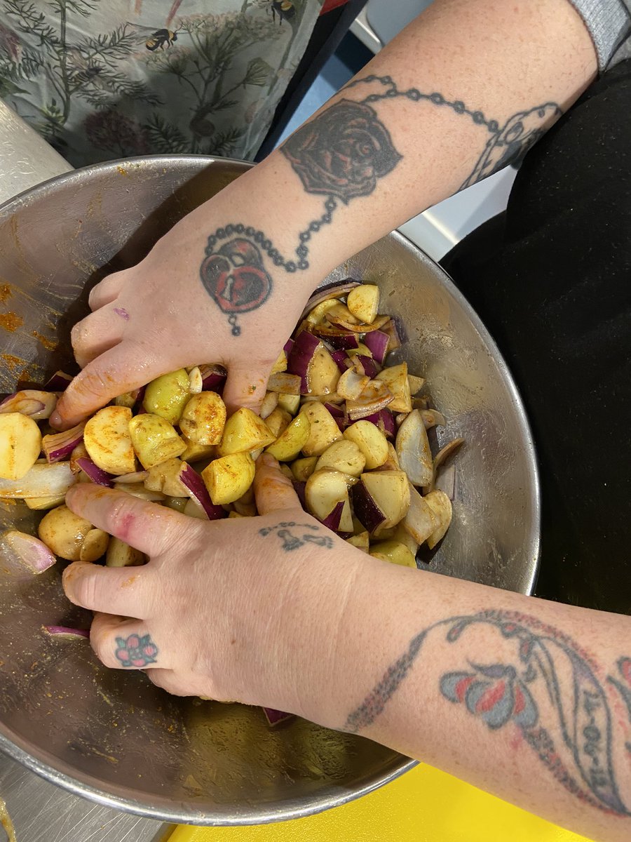 ECY_Yoga's tweet photo. Week 3 of #embodied and @CatrionaGrant led us in prepping lunch for 17 people. Learning about healthy food on a budget, community cooking and #togetherness. ‘I didn’t want to get out of bed but Im glad I did’ is recurring theme of the project thus far @TraumaInfScot 👏 ❤️ https://t.co/prgoce4k4P