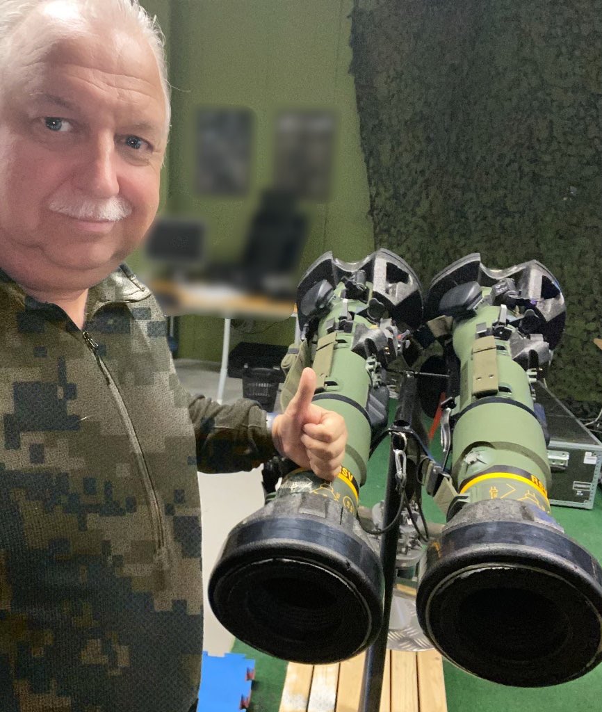 BlokkenMario's tweet photo. The NLAW: This suddenly "incredibly popular" weapon is indeed very easy to use. I was amazed that my researchers, without any military training, were able to take out 10 tanks in a row after 10 minutes of exercise.
#NLAW #ukraine #ukrainerussiawar #ukrainwar #Javalin #Finabel https://t.co/QQCT5WJ2bV