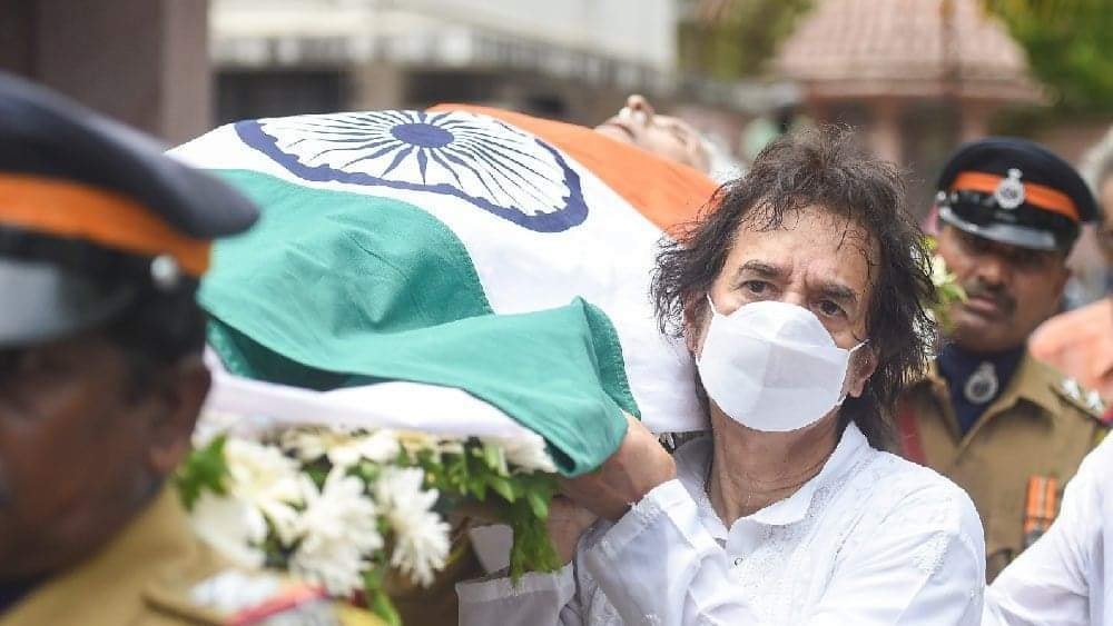 Ustad Zakir Hussain was carrying the mortal remains of Pt Shiv Kumar Sharma. The importance of this photograph in our current times can't be explained in words.
(Photo Credit: <a href="/SanjuktaChoudh5/">SanjuktaChoudhury</a>)