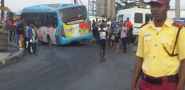 followlastma's tweet photo. [7:50AM] 
#FlashUpdate
#EbuteEro
#Elegbata
A high capacity bus got stuck inside the uneven portion of the road at Elegbata by CFAO inward Leventis.
 Hence, Motoists have been rerouted to Elegbata/Apongbon link the bridge to connect CMS bridge and Inner Marina respectively. https://t.co/zJHA3SfyJY