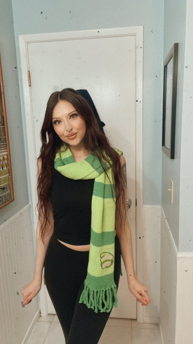 lKaytana's tweet photo. Sykkuno this scarf is so cute & comfy I loveeeee π€ππ±π @Sykkuno @ShopSykkuno #Sykkuno #Sykmerch https://t.co/Stt5oqRRT7