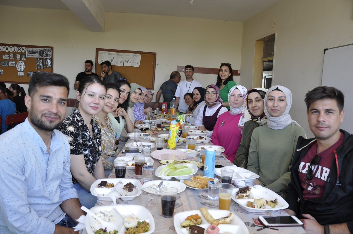 srnc_ilkorta's tweet photo. 6 okulun katılımıyla düzenlenen bahar şenlikleri yarışmalarında atletizm yarışmasına müdürümüz Fehmi ASİLTÜRK önderliğinde tüm öğretmen ve öğrencilerimiz bir etkinliği daha iyi organize olarak tamamlamışlardır. Yarışmada derece yapan tüm öğrencileri tebrik ederiz.
@EyyubiyeMem63 https://t.co/GbqqjJI9n1