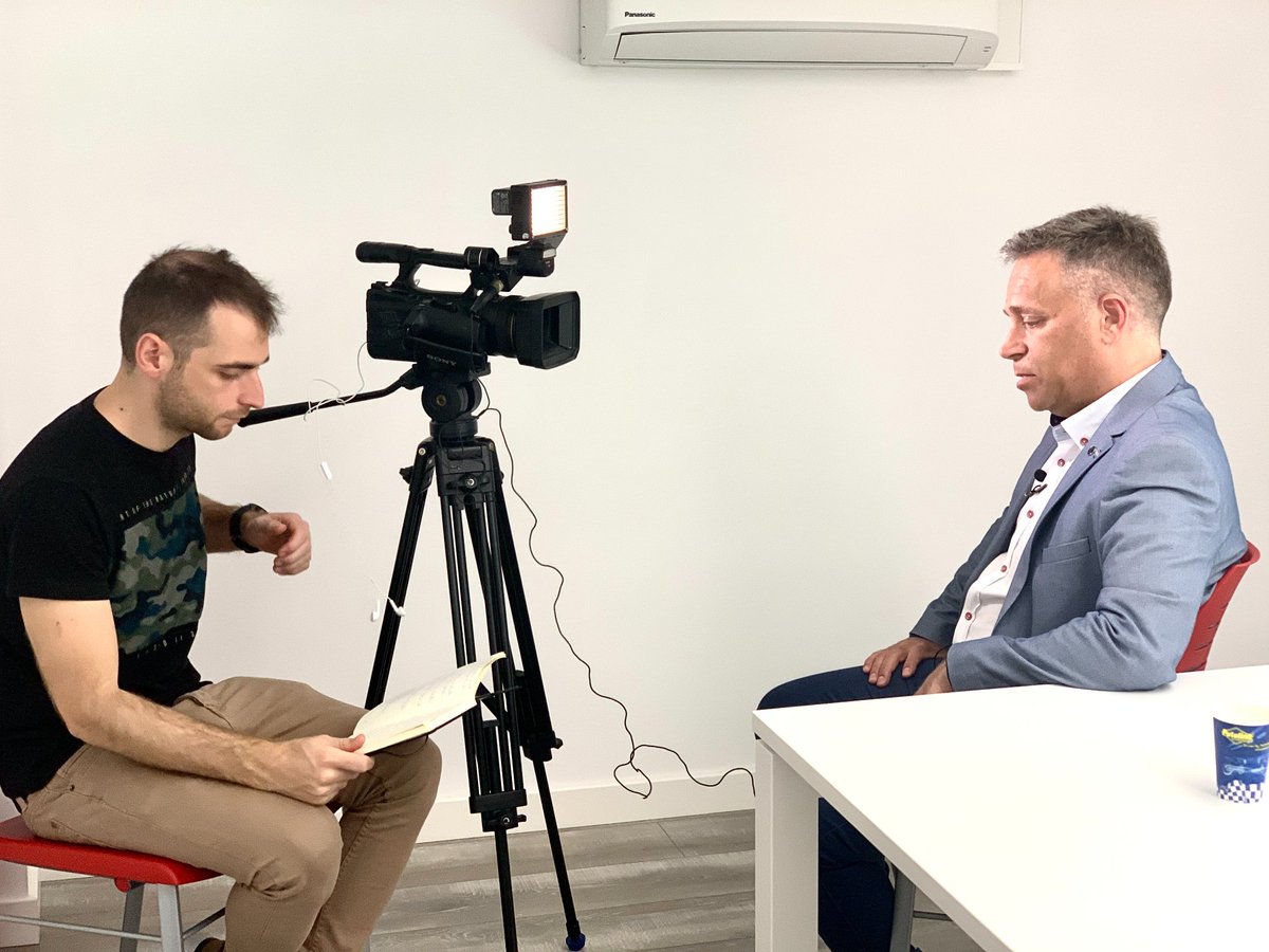 esofitec's tweet photo. <<La mayor satisfacción es ver clientes que eran muy pequeñitos cuando nos contrataron y ahora facturan millones de euros>>
Victor Bernúes, ERP Business Unit Manager en #Esofitec 🎥 🎞
Muy pronto tendréis la entrevista completa. ¡No os la perdáis! @LleidaTV  @SEGREcom https://t.co/5pN6sX4JQd