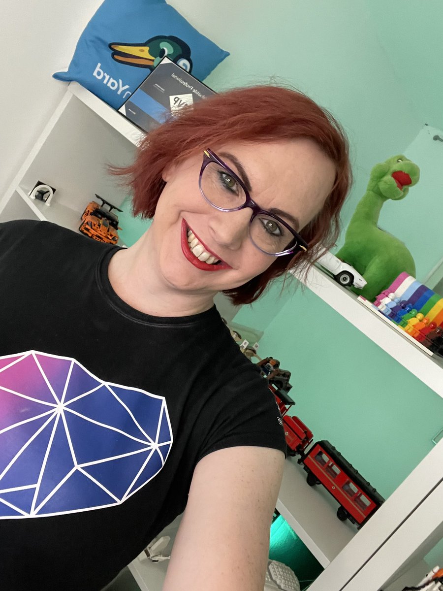 Stacy_Cash's tweet image. #ReverseCasualFriday and whilst I’m exhausted (but happy) after #NdcLondon and @o11yfest I have a party for an ex colleague this afternoon so make up it is ☺️

T-shirt: #PhpScotland