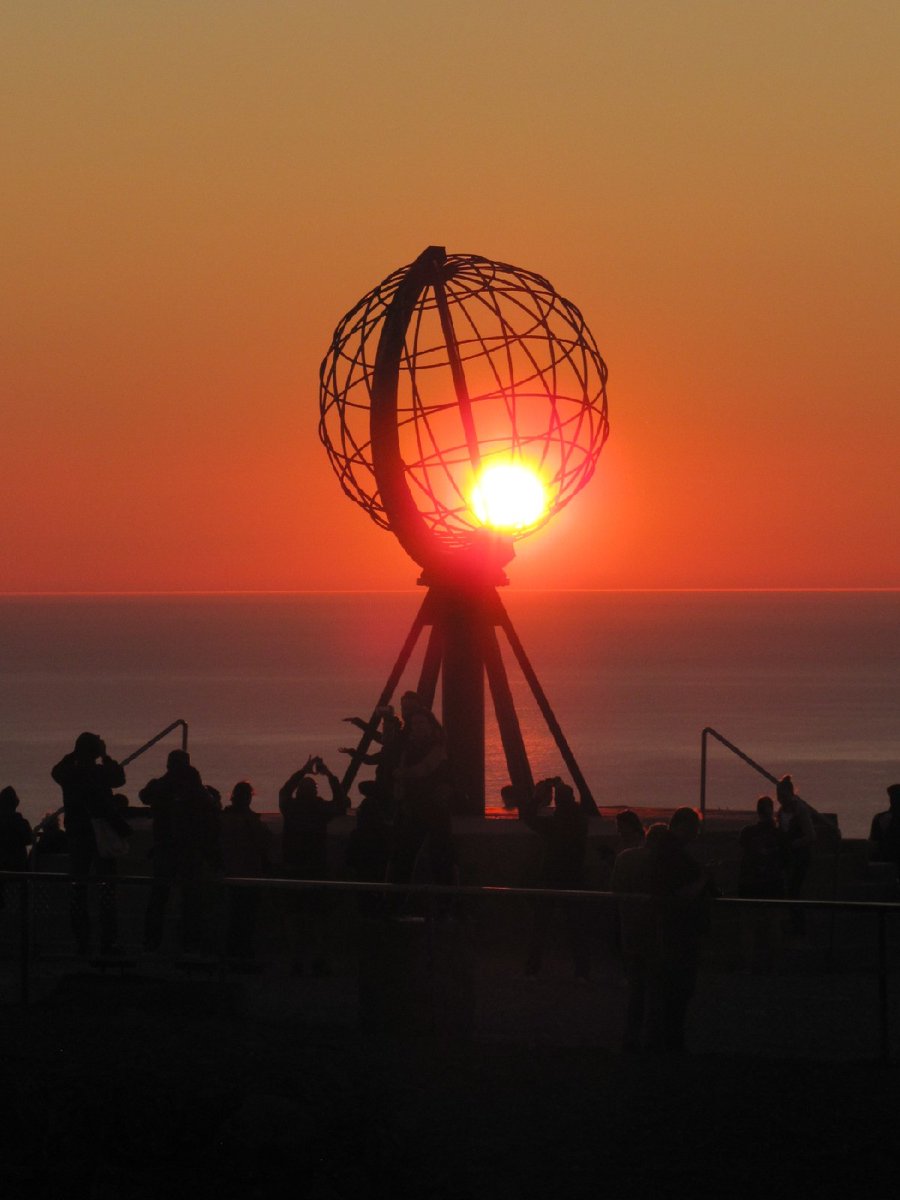 Today marks the start of the Midnight Sun season at the North Cape - which means the sun doesn't set and the locals truly wake up 🤩
Did you know that at The North Cape, the sun stays shining in the sky for over 1,800 hours without setting? 📸: Carina Dunkhorst / Hurtigruten