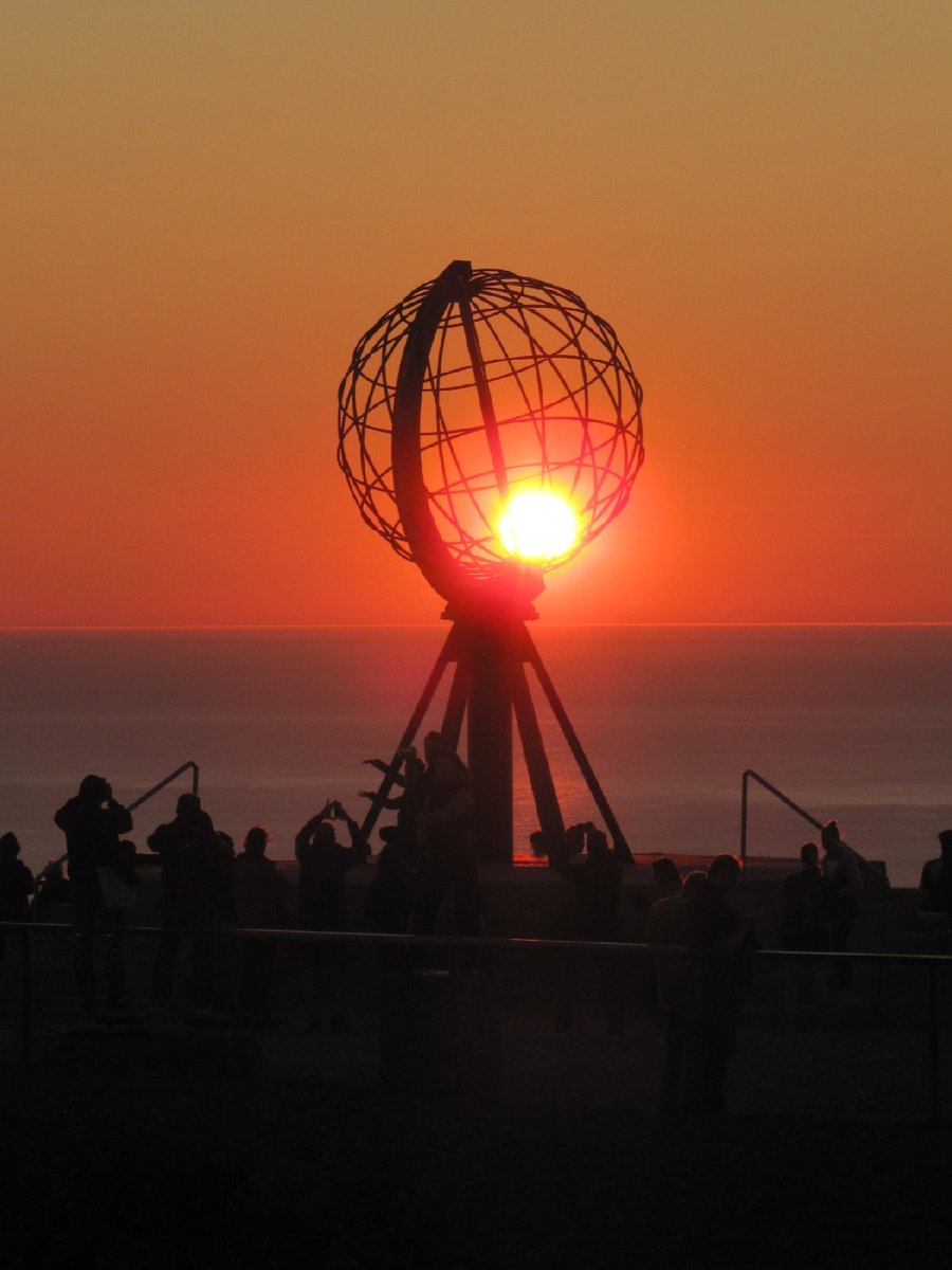 Today marks the start of the Midnight Sun season at the North Cape - which means the sun doesn't set and the locals truly wake up 🤩 Did you know that at The North Cape, the sun stays shining in the sky for over 1,800 hours without setting? 📸: Carina Dunkhorst / Hurtigruten