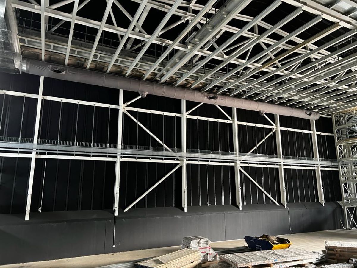 Progress on site for two new sound stages at Elstree Studios. Header installed - 3 branches to go. Bit bloomin high up to be honest! For more on Prihoda installation services ow.ly/bOr350IYUNh #Prihoda #hvac # airsocks #installation #filmstudios