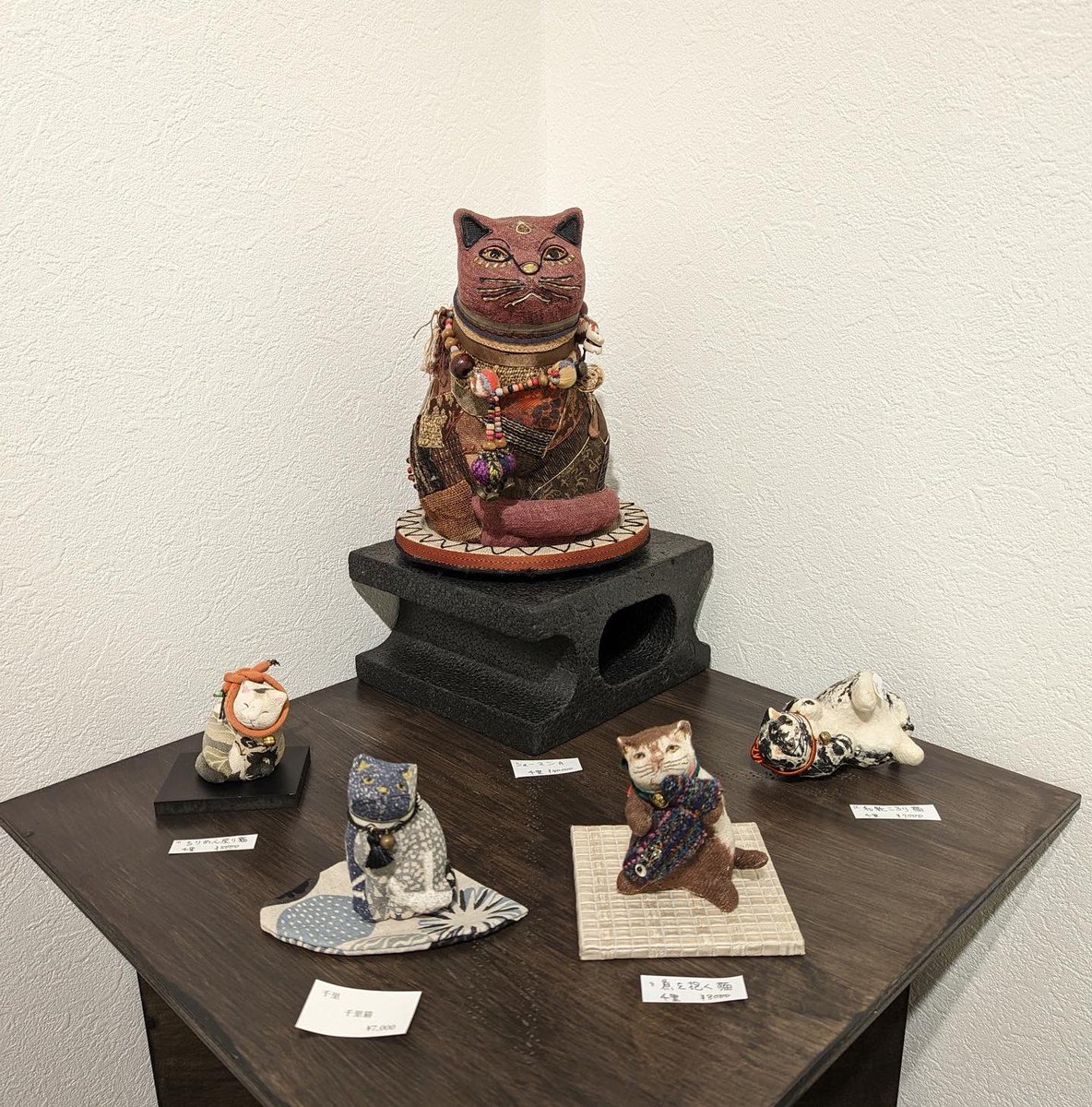 HDt067MwLTDFGRs's tweet photo. 最近、ニットばかりの投稿で千里猫が現れ無いとの噂もチラホラ。
そこで、千里猫の現在の住処をお知らせ致しますね。

写真の猫さん達は、高円寺の猫のギャラリー『ギャラリー来舎』さんか若しくは、小田急線の梅ヶ丘駅『梅猫庵』さんで居候させて頂いてます。

一身上の都合で、個展は再来年予定です https://t.co/lCQgtzolXY