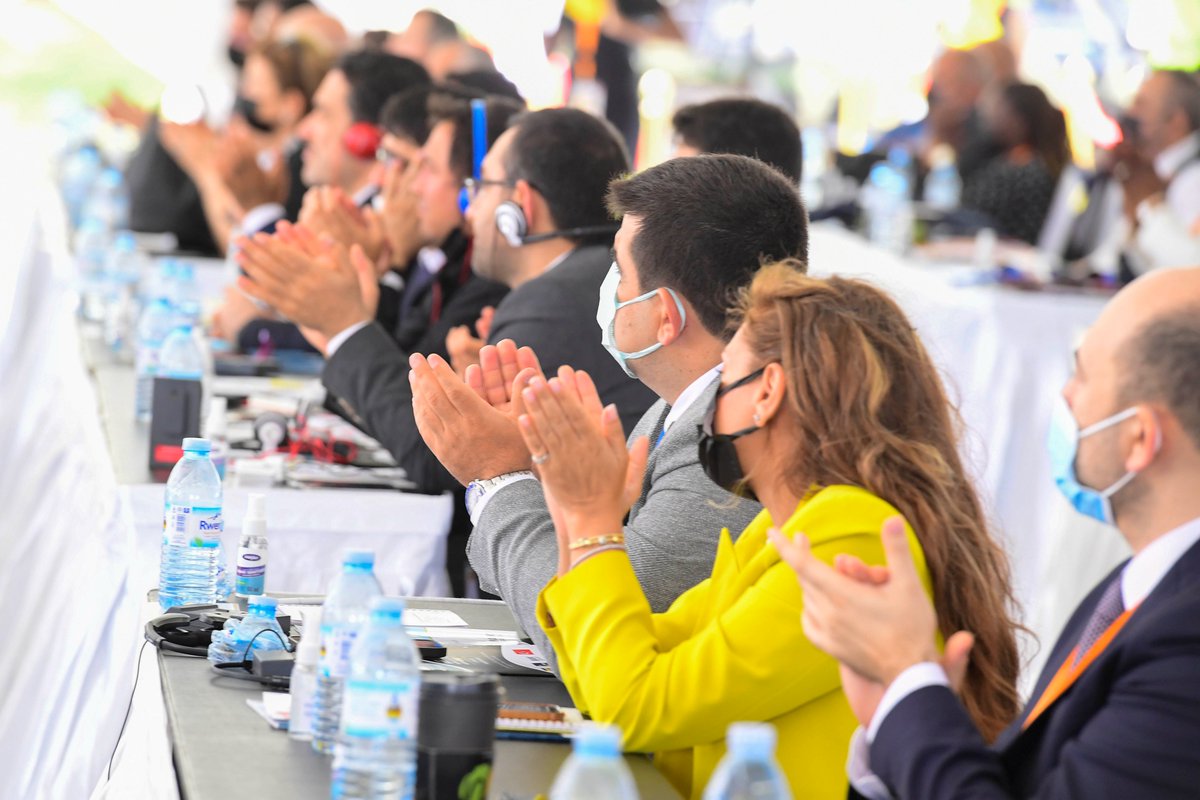 KagutaMuseveni's tweet image. Investing in value addition here will reap profits, we have all conditions to facilitate that; 77% literacy rate, a robust young and trainable population, a unique climate and thanks to the @ugandainvest, it is now possible for investors to get their licenses in less than 24 hrs.