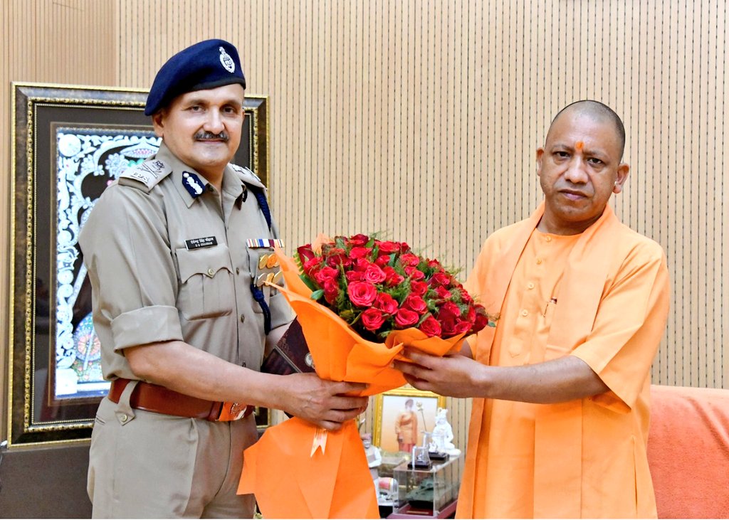 _TheSparkTimes's tweet photo. #DGP डीएस चौहान ने CM #YogiAdityanath से की मुलाकात, अस्थाई रूप से #UPPolice के मुखिया बनने के बाद देवेंद्र सिंह चौहान की सीएम से यह पहली मुलाकात, 1988 बैच के #IPS अधिकारी हैं
#DS_CHAUHAN #police @dgpup @Uppolice @UPPolNRI
#Thesparktimes @myogioffice https://t.co/dwogG7qxNJ