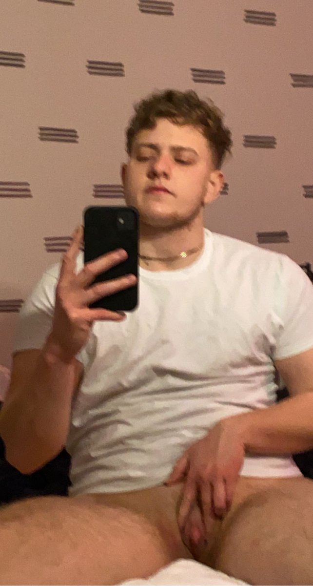rextupelo's tweet photo. Why does this drunk selfie look like an oil painting lol https://t.co/CVBmRul1bI