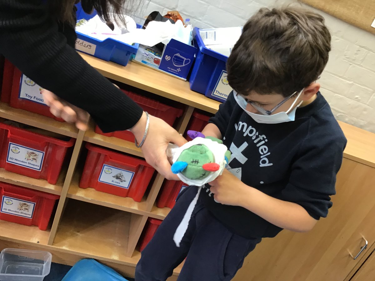 Limpsfield_Inf's tweet photo. Yr 1 spent the day celebrating International Nurses Day! In History they made links between nurses today and Florence Nightingale. Through role play the children identified some key characteristics for a nurse- honest, gentle, protective, kind and caring.#InternationalNursesDay https://t.co/d1FSJoBbgn