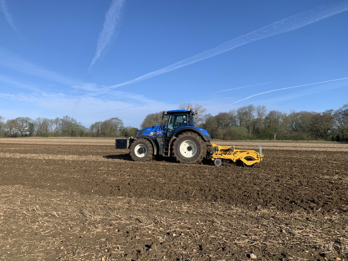 WTSarge's tweet photo. We are looking for an enthusiastic person to work with us at our farm in south Norfolk. It’s mainly an arable role, so cultivation, drilling and telehandler experience is a plus. Email me at sargent@friarsfarm.com to find out more #farming #job https://t.co/PTq9VRFDko