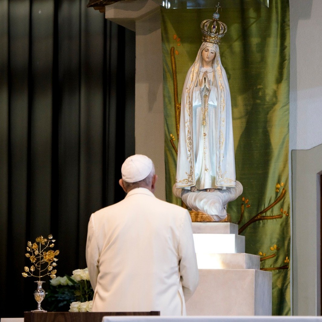 vaticannews_pt's tweet photo. Salve, Mãe do Senhor,
Virgem Maria, Rainha do Rosário de Fátima!
Bendita entre todas as mulheres,
és a imagem da Igreja vestida da luz pascal,
és a honra do nosso povo,
és o triunfo sobre o assalto do mal.

#PapaFrancisco #NossaSenhoradeFátima https://t.co/8by39XaTRU