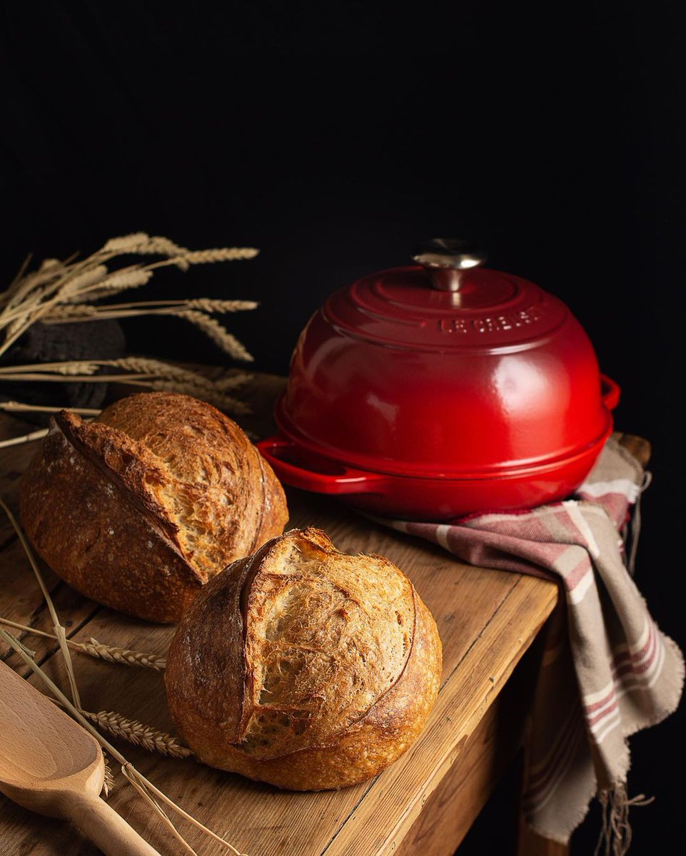 LeCreusetSA's tweet image. Bring the delicious aroma of freshly baked bread to your kitchen. 🍞 
Available in-store or online, shop the NEW Cast Iron #BreadOven: bit.ly/39dkQcu #LeCreuset #Baking