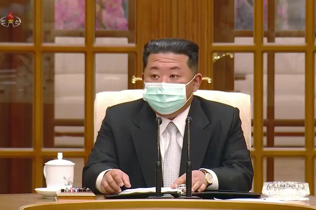 daily_narrative's tweet photo. Breaking:

#NorthKorea state news agency announces 350,000 citizens have an ‘unknown fever’ just one day after announcing their first #Covid case.

The country enters sweeping #Lockdown.

Supreme Leader #KimJongUn attributes this to incompetence by appointed leaders. https://t.co/xIUtG3WV7X