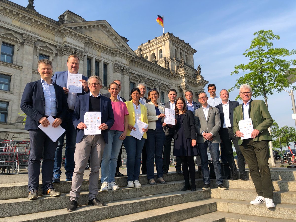 Holzindustrie's tweet photo. Für #Klimaschutz und Versorgungssicherheit gilt es, Potenziale des heimischen Rohstoffs Holz stärker zu nutzen, statt durch Verbote weiter einzuschränken, mahnen 26 Organisationen heute am #Bundestag bei Übergabe Verbändepapier zu #Forst und #Holz an MdBs. #Holzindustrie https://t.co/4lXKPS0Ji5