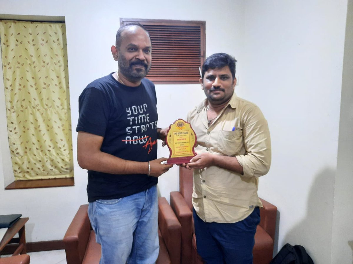 32Jacn9's tweet photo. https://t.co/vUioqpXFZN.

ஐம்பது விருதுகளை குவித்த குறும்பட இயக்குனரின் சாதனை பயணம்...
நேர்கானல் /கட்டூரை..
B. J. நவீன்.. https://t.co/2oqJnNIg2P