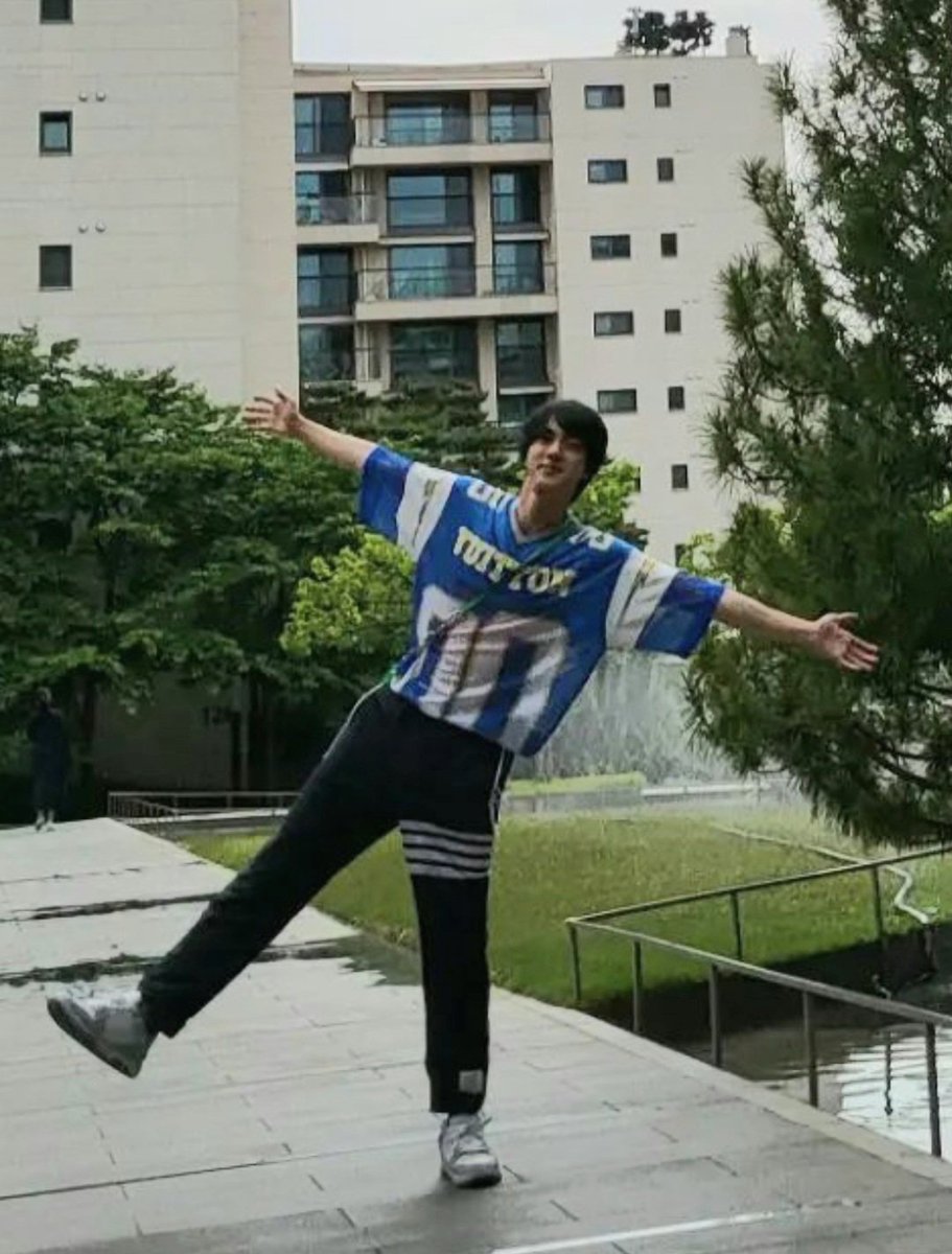 only_wwh_jin's tweet photo. 민낯요정 우리 석진이다~
드뎌 붕대 풀었어😭 
축하해 그리고 고생많았어!

두팔벌린건...안기라는건가?
당장 달려갈게 기다려🏃‍♀️🥰

JIN WE LOVE YOU

Yours #Yours_Jin SuperTuna #SuperTuna_Jin #방탄소년단진 #JIN @BTS_twt https://t.co/fSmQpqDskz