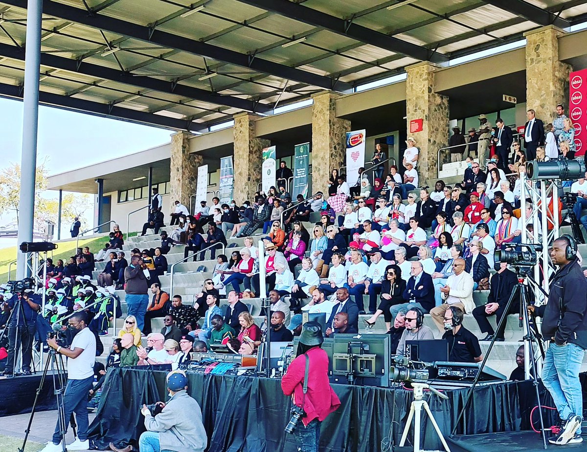 JoziStyle's tweet photo. Tune into @JoziStyle on Radio Today Johannesburg for our #Goodwool blanket coverage of @67Blankets!
#67blankets
#GiftoftheGivers
#MakeaDifference
#RainbowNationBlanketOfHope
12-2PM #JoziStyle1485AM
https://t.co/6cdjwo3fw5 https://t.co/MpVNZqA6ei