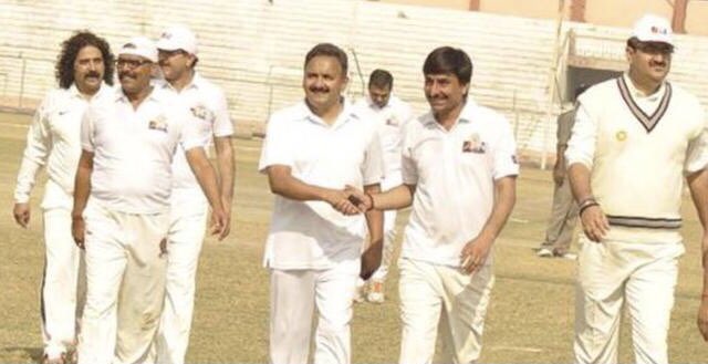 vinayraivinay's tweet photo. आज पुरानी एक तस्वीर दिखी जहाँ खेल के मैदान पर एक ही टीम के खिलाड़ी के तौर पर कई विभूतियाँ शामिल हैं ,जिसमें नवनियुक्त @dgpup #DS_Chauhan जी भी हैं । आशा एवं विश्वास हैं की की इनके नेतृत्व में अपराध मुक्त राज्य के साथ ही @Uppolice का भी मनोबल बढ़ेगा । https://t.co/VtClb6rdQv