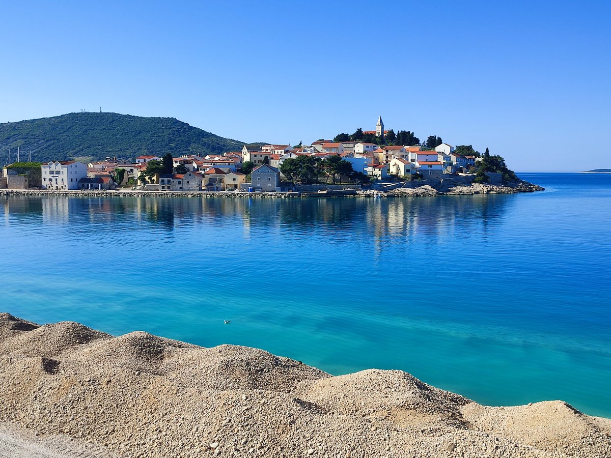Naturevolve's tweet image. Which pic do you prefer, 1 or 2? The first is a landscape pic of Primosten and the other a close up of the Adriatic Sea at the same location. 🌊💦

#sea #nature #NaturePhotography #naturelovers #GoodMorningTwitterWorld