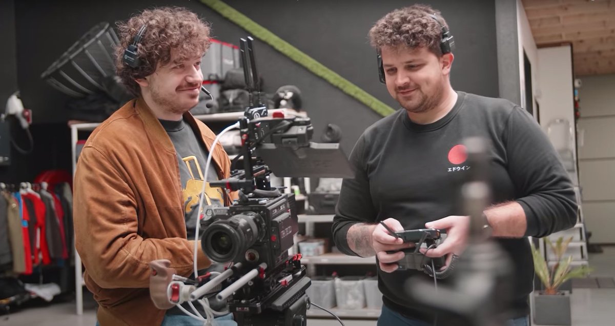 Hollyland_Tech's tweet photo. Hollyland Wireless Combo of #SolidcomC1, #Mars400sPro and #COSMOC1 are leveraged in the latest innovative Unreal Engine 5 Tutorial video production by Cinecom ▶ Original video: https://t.co/uKhxqhubce https://t.co/EUYWtrY7Th