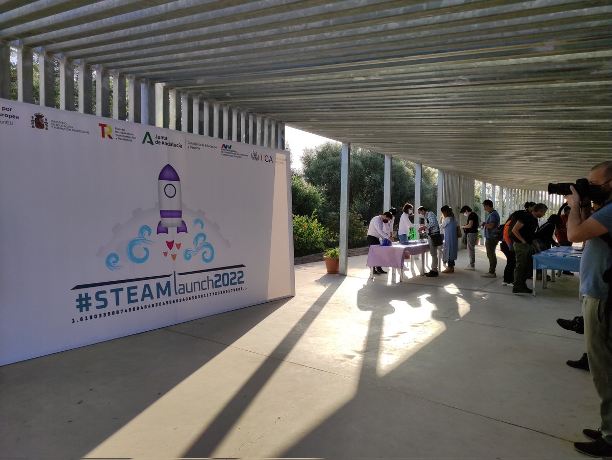 DG_IFP's tweet photo. ¡Comienzan las jornadas #STEAMlaunch2022 de @EducaAnd!
✅Más de 100 asistentes.
✅ Ponencias, talleres, conexiones en directo.
✅ Y en el patio... 🎨🖼️
#EducaAndSTEAM https://t.co/qPFhk8hFwg