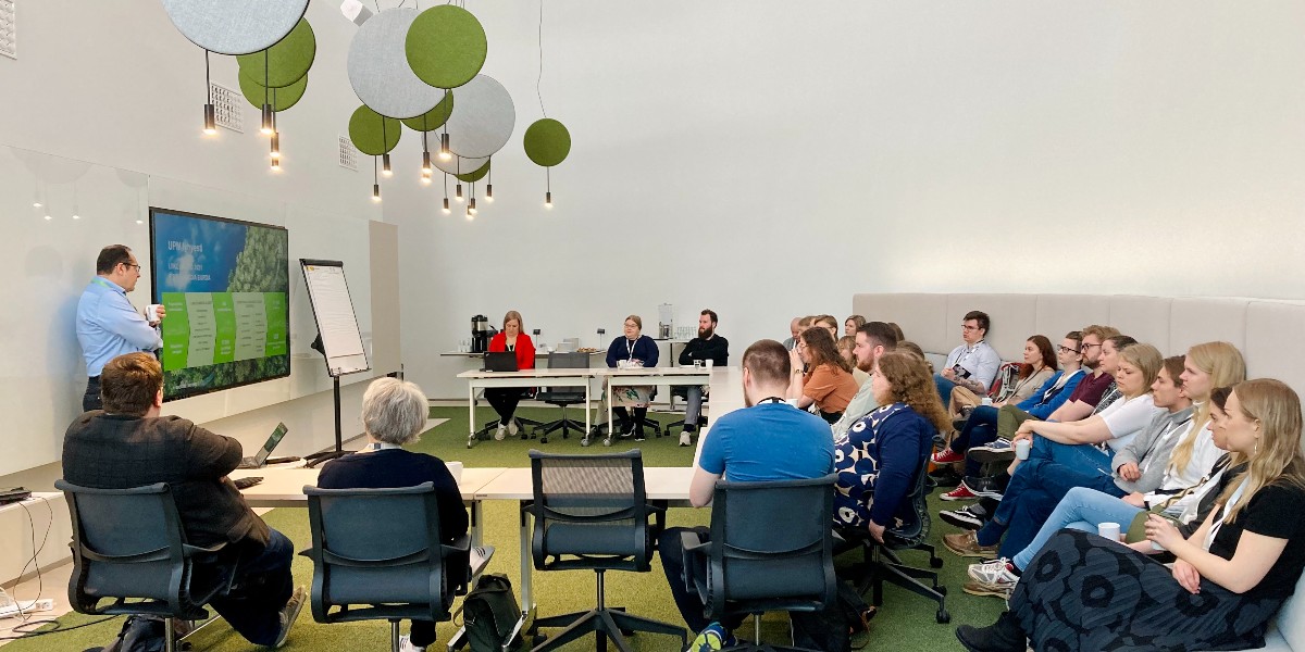 vblsuomi's tweet photo. Value Based Leadership -koulutus antaa eri järjestöissä toimiville nuorille johtajille eväitä toimia muuttuvassa työelämässä.

Tänään kurssilaiset yritysvierailulla @UPMSuomi Aamun ensimmäisenä aiheena vastuullisuus.

#parempaajohtajuutta #vblsuomi #partioscout
@Partiolaiset https://t.co/9F8wfkn7ye
