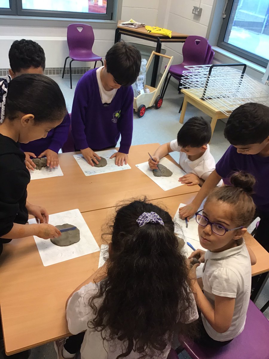 Last week in DT we explored clay using a range of tools and techniques #roll #squeeze #pullingandPinching #carving #smoothing #joining #creating @HolyFamilyL8_2H @HolyFamilyL85ML