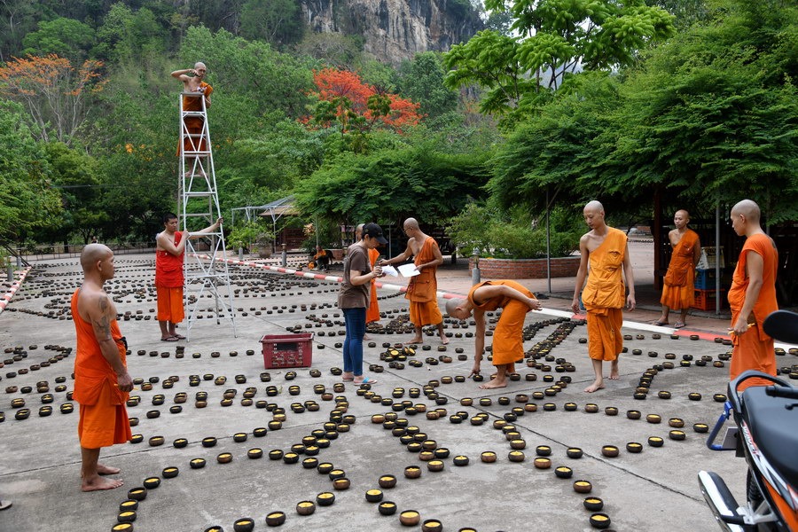 Autre bel cérémonie de Visakha Bucha en #Thailande. Celle du Wat Khanun dans la province de #Kanchanaburi avec ses milliers de bougies qui dessinent Bouddhas et symboles et figures bouddhistes.

Localisation: goo.gl/maps/5Lw7QnMDx…

Infos et photos: facebook.com/tatkan/posts/5…