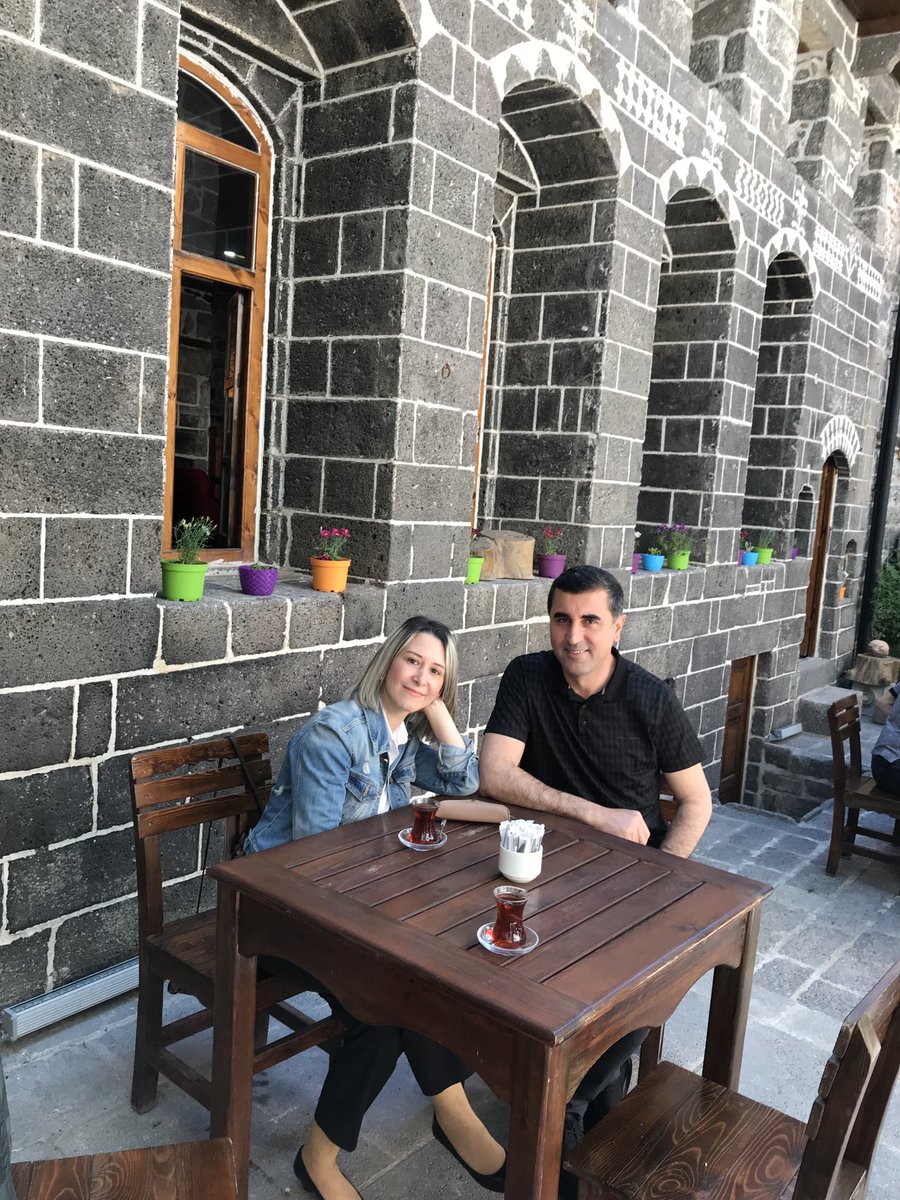 Amed in tarihi mekanlarından Zerzevan Konağındayız.