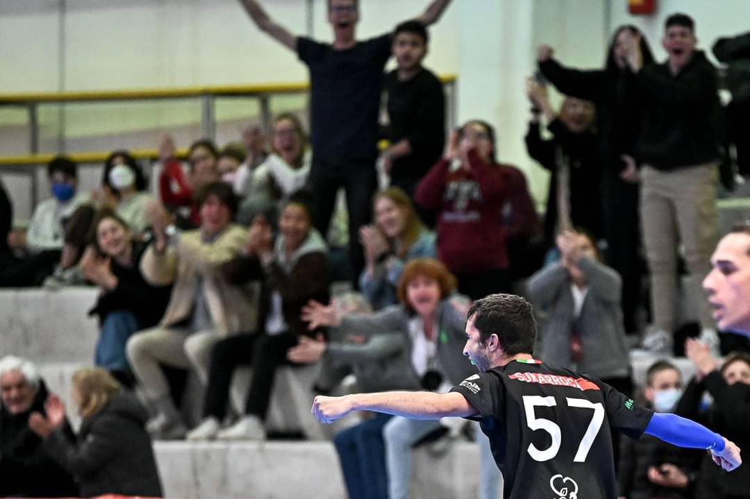 acleguissona's tweet photo. 🔥 SANG GUISSONENCA AL PLAY OFF A MÀXIMA LLIGA ITALIANA D’HANDBOL🔥
🤩 El guissonenc i #ExACLE @aleixsubarroca jugarà els play off per accedir a sèrie A1, primera divisió italiana d'handbol la pròxima setmana, sota les files del Handball Lanzara🇮🇹.
Molta sort Aleix.💙💛 https://t.co/sSx79ARxXd