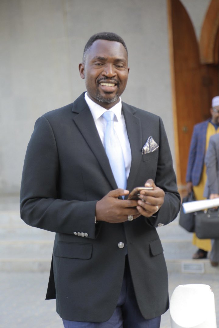 HKigwangalla's tweet photo. Kama utajikuta unatakiwa kuchagua kimoja kati ya viwili, basi chagua kile ambacho hakitokufanya ujute baadaye! #HK #NjeYaBox https://t.co/NWbwoBgixr