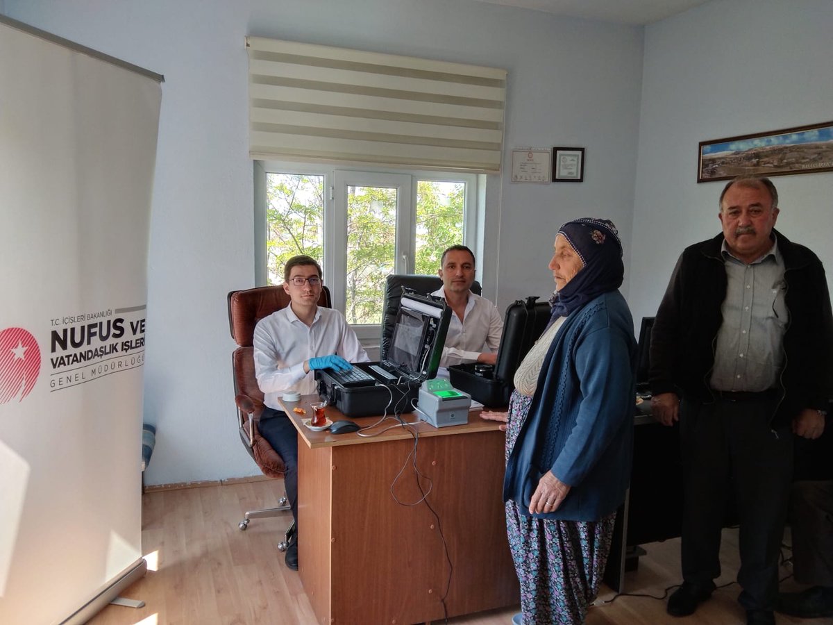 MerkezNufus's tweet photo. Yaşları itibariyle Müdürlüğümüze gelemeyecek durumda olan Nevşehir/Merkez Basansarnıç Köyümüzde ikamet eden 13 büyüğümüzün T.C.K. Kartı başvuruları ve hayır duaları adreste Nüfus hizmeti kapsamında alınmıştır.@sefikaygol @nevsehirvalilik @IlNevsehir @EkiciLafc https://t.co/1BWKWiy4HH