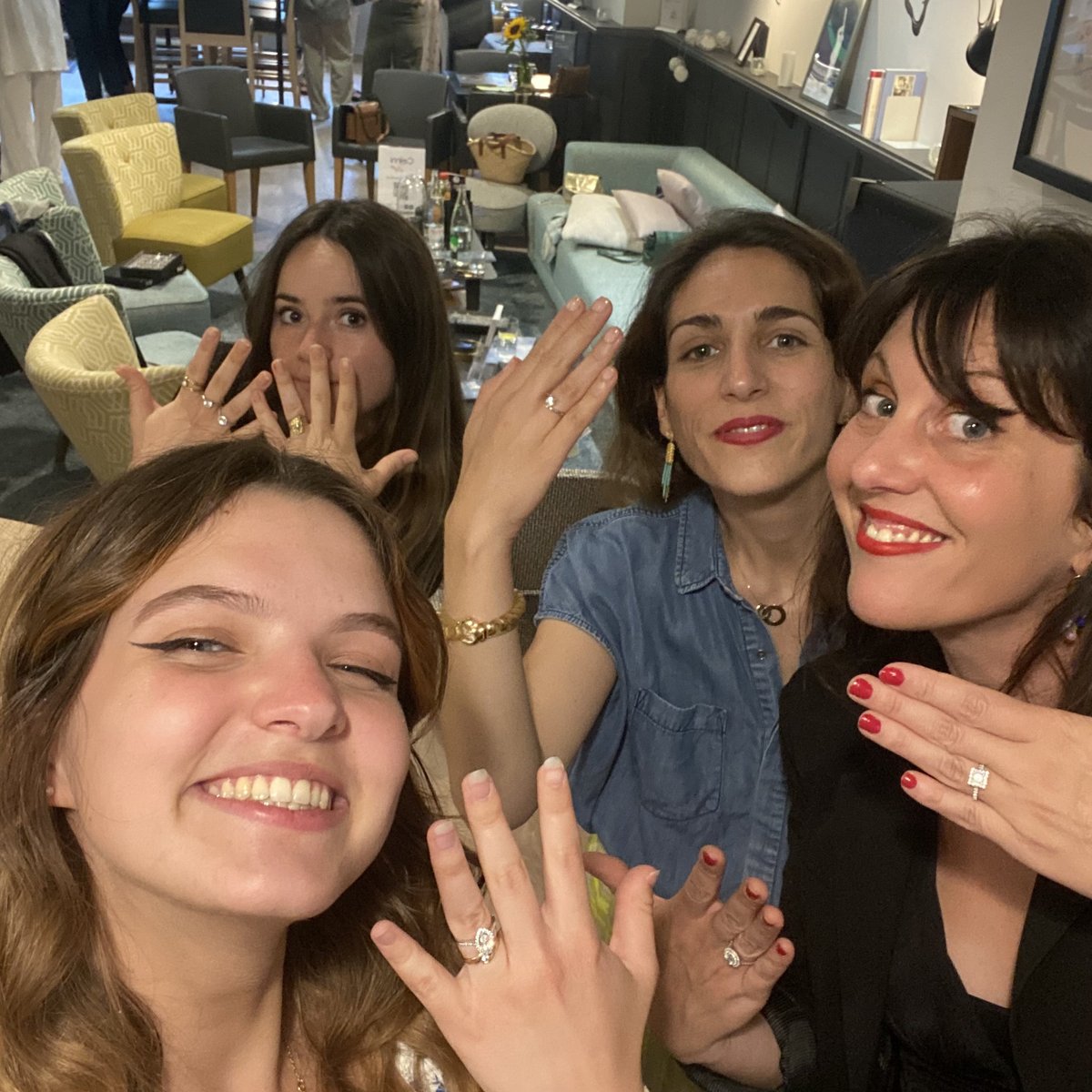 AgenceKMZ's tweet photo. 💎 Wow ! Quelle journée étincelante pour l'équipe de KMZ Productions qui a accompagné le diamantaire Celinni Lyon dans ses relations médias 🤩 Un événement réussi : des bijoux et des yeux qui brillent ! 💍❤️ https://t.co/xAsQciXA1n