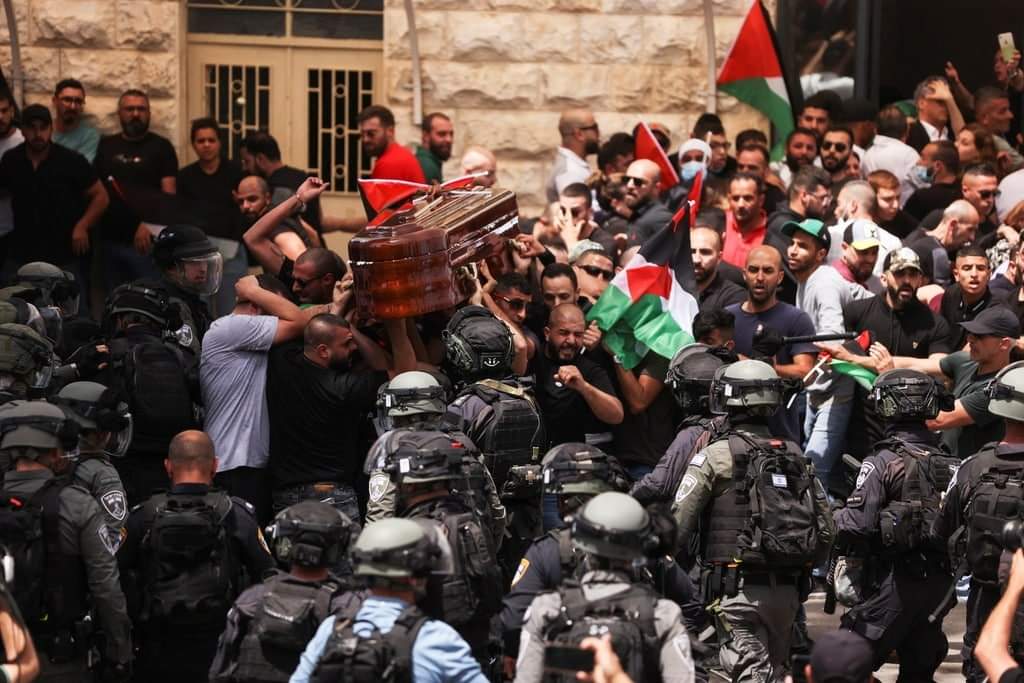 raghib_malhis's tweet photo. After they killed her.
They are suppressing her funeral
The true face of the occupation is the face of the tyrannical murderer.
You have no right to live or rest in death.
Shireen Abu Akleh clarified the image.
#ShireenAbuAkleh 
#shireen_funeral
#Shereen_Abu_Aqleh https://t.co/5Wh5x5vuUC