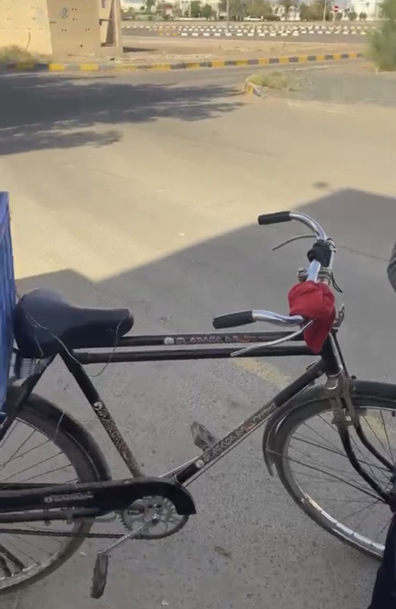 واقف قدام البيت بخير وعافية ،واسمع صوت قوي ،ولما طلعت شفت راعي السيكل داعم سيارتي ومنكسر الليات ،،، المهم يوم سألته قال مستعجل وبريك ما معه ويلعب بالهاتف ،، هذي يوم تكون في حالك والمشاكل تجيك الين البيت😅😅😅