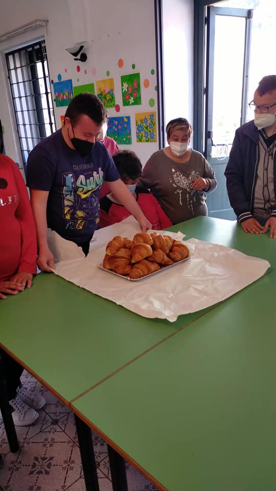 SirioCoop's tweet photo. Un grazie al bravissimo Stefano Panificio @CasaPriolosrl per aver aderito con piacere all'iniziativa "Colazione sana per gente sana".I ragazzi del Centro Socio Educativo di Bojano hanno saputo apprezzare il gesto di condivisione gustando gli ottimi cornetti fino all'ultimo morso. https://t.co/HJ4mE0Rpf1