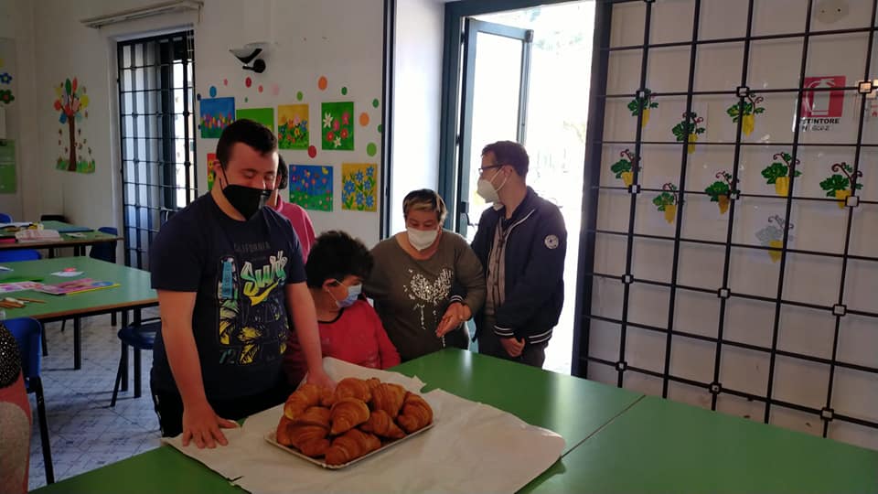 SirioCoop's tweet photo. Un grazie al bravissimo Stefano Panificio @CasaPriolosrl per aver aderito con piacere all'iniziativa "Colazione sana per gente sana".I ragazzi del Centro Socio Educativo di Bojano hanno saputo apprezzare il gesto di condivisione gustando gli ottimi cornetti fino all'ultimo morso. https://t.co/HJ4mE0Rpf1