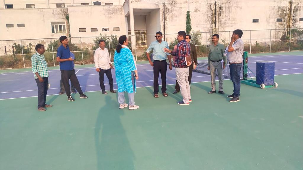 AdmAyodhya's tweet photo. Dabhasemer stadium mein hockey turf, lawn tennis court aur atheletics track ka inspection kiya gaya https://t.co/N0Hw4QGDt6