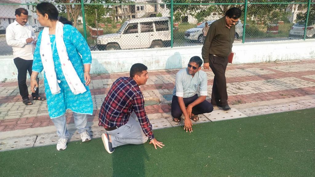 AdmAyodhya's tweet photo. Dabhasemer stadium mein hockey turf, lawn tennis court aur atheletics track ka inspection kiya gaya https://t.co/N0Hw4QGDt6